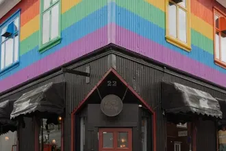 Inngangu 22 Bar á Laugavegi í Reykjavík fyrir neðan regnbogalitina á Kíki gay bar.